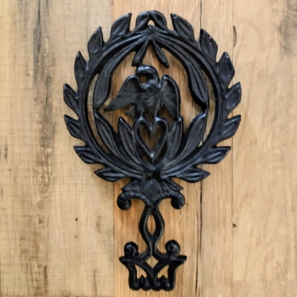 Vintage Wilton Cast Iron Eagle & Laurel Heart Wreath Trivet - Picture 2 of 9